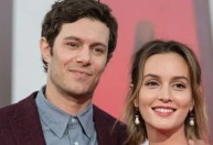 Adam Brody revela reação da esposa à sua popularidade após "Ninguém Quer"