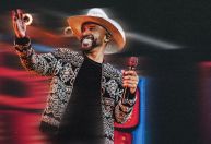 Alexandre Pires anuncia projeto que mistura pagode com sertanejo; veja participações