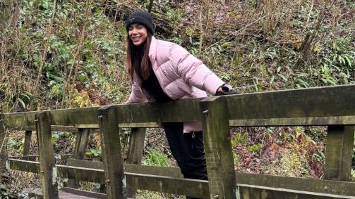 Anitta usa gorro da Prada em passeio com o namorado