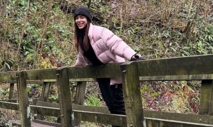 Anitta usa gorro da Prada em passeio com o namorado
