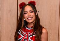 Anitta encarna líder de torcida para show pré-Carnaval; veja look