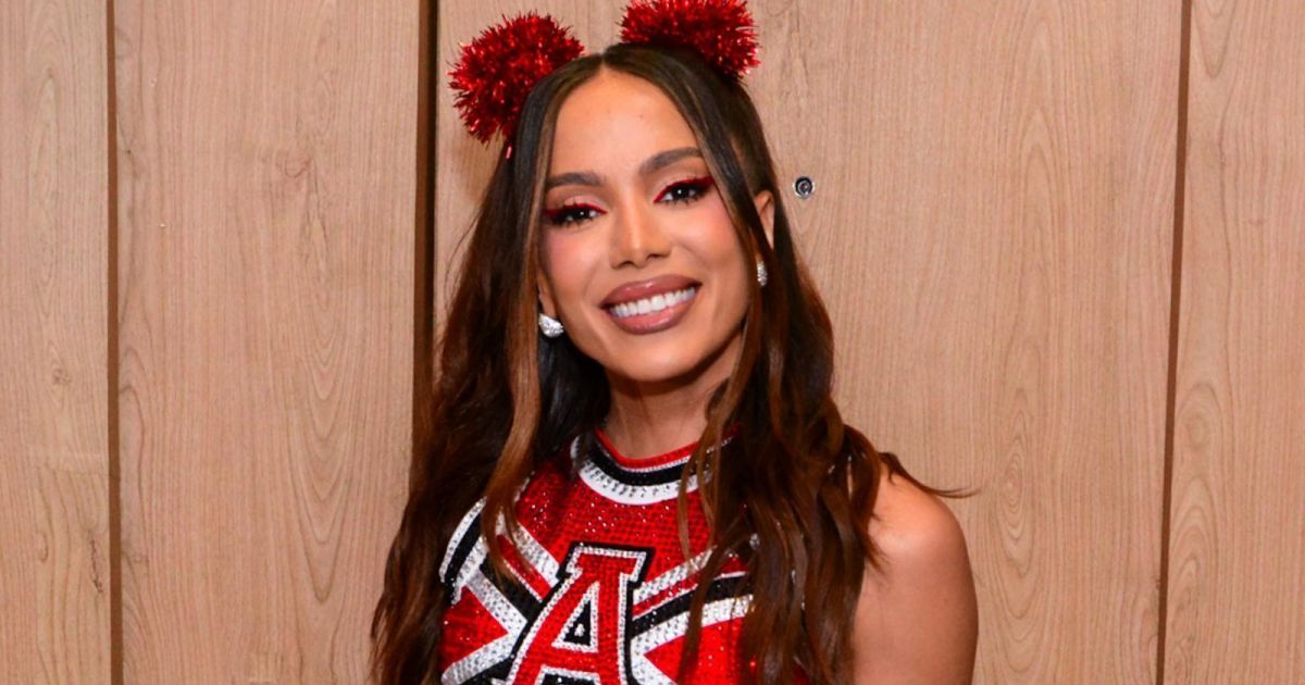 Anitta encarna líder de torcida para show pré-Carnaval; veja look | CNN Brasil