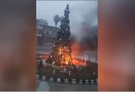 Síria tem protestos de católicos após árvore de Natal ser incendiada