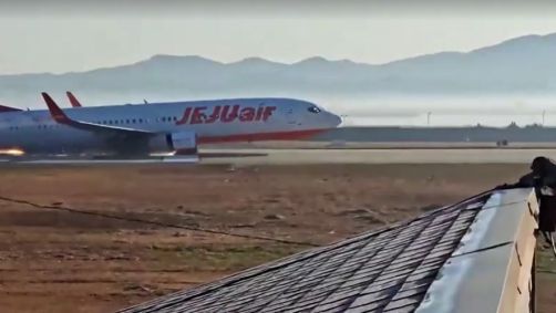 Momento em que avião colide contra muro e explode no Aeroporto Internacional de Muan, na Coreia do Sul