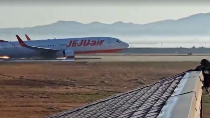 Momento em que avião colide contra muro e explode no Aeroporto Internacional de Muan, na Coreia do Sul