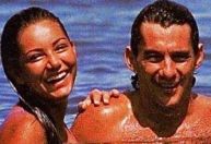 Influenciadora compartilha foto da mãe com Ayrton Senna: "Não me conformo"