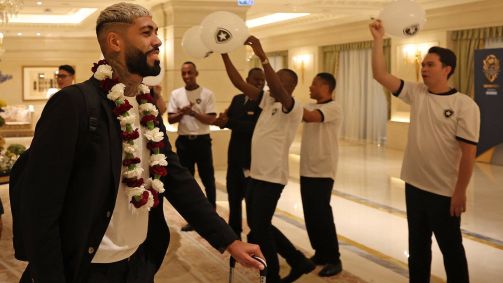 Alexander Barboza no desembarque do Botafogo em Doha, no Catar, para a Copa Intercontinental
