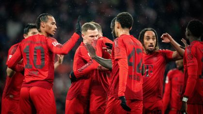 Jogadores do Bayern comemoram gol na Bundesliga