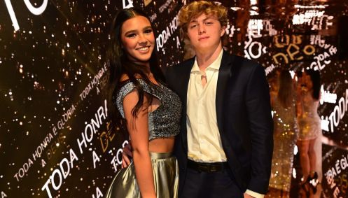 Benício Huck e namorada