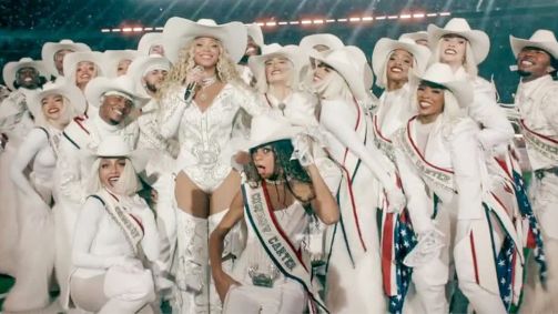 Beyoncé e Blue Ivy dançam juntas em performance na NFL