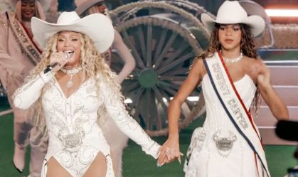 Beyoncé e a filha Blue Ivy dançam juntas em show da NFL e web reage