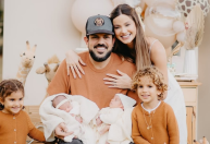 Sorocaba e Biah Rodrigues celebram 5 meses dos filhos gêmeos com fotos natalinas
