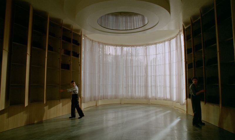 Biblioteca de Harrison Lee Van Buren, retratada em "O Brutalista" • Lol Crawley/A24