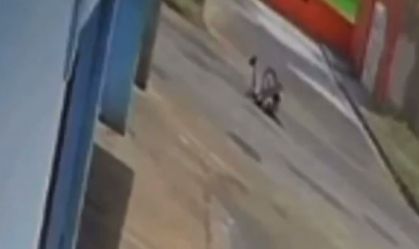 Menino de 9 anos fica com roda de bicicleta presa na cabeça após acidente em MG