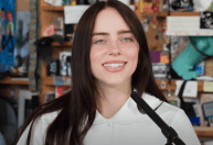 Tiny Desk: Billie Eilish apresenta "Birds Of A Feather" e outros hits em show