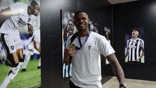 Júnior Santos, do Botafogo, pouco antes do embarque para Doha
