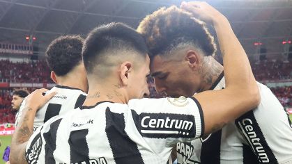 Jogadores do Botafogo comemoram vitória sobre o Internacional