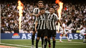 Jogadores do Botafogo comemoram gol contra o São Paulo