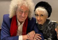 Esposa de Brian May atualiza estado de saúde do artista após derrame