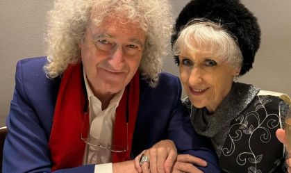 Esposa de Brian May atualiza estado de saúde do artista após derrame