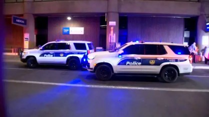 Carros de polícia do lado de fora do Aeroporto Internacional Sky Harbor em Phoenix, Arizona, Estados Unidos, onde três pessoas foram baleadas e uma foi esfaqueada em 25 de dezembro de 2024