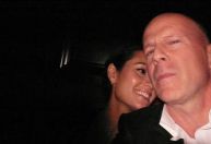Esposa de Bruce Willis desabafa em aniversário de casamento: "Raiva e tristeza"