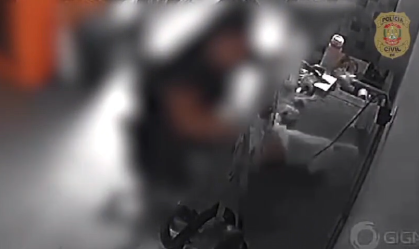 Vídeo: funcionária maltratou cadela que morreu enforcada na mesa de tosa de pet shop