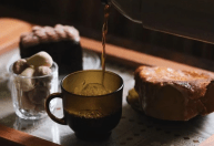 Por que algumas pessoas vão ao banheiro logo após tomar café? Entenda