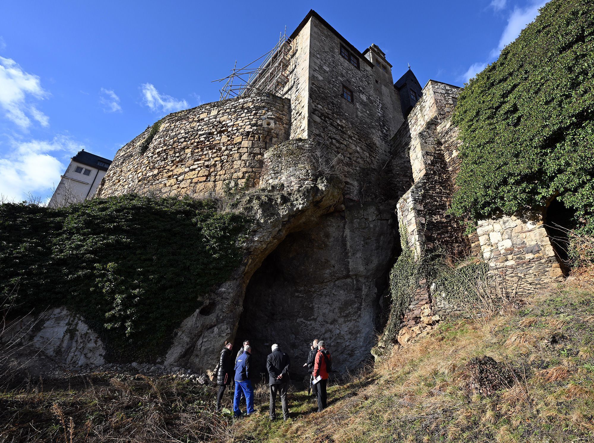 A caverna onde os antigos restos humanos foram encontrados está localizada embaixo de um castelo em Ranis, na Alemanha • Marek Jantač via CNN Newsource