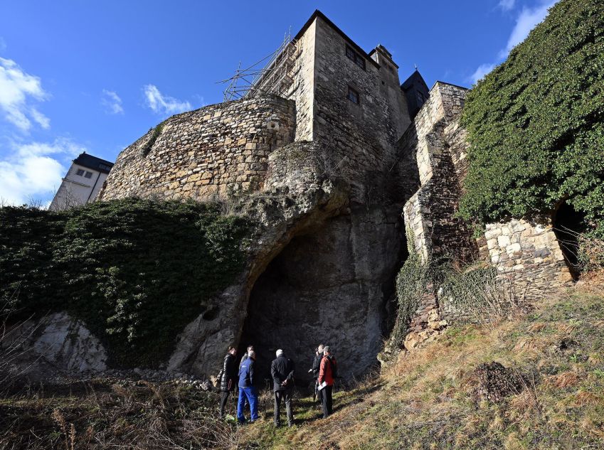 A caverna onde os antigos restos humanos foram encontrados está localizada embaixo de um castelo em Ranis, na Alemanha • Marek Jantač via CNN Newsource
