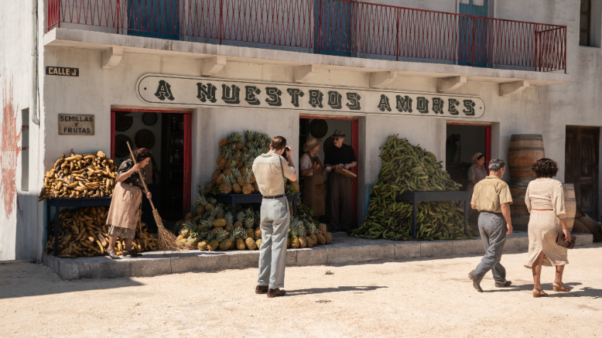 Jonathan Anderson, diretor criativo da Loewe, trabalhou nos figurinos de "Queer", sua segunda colaboração com Guadagnino após "Rivais" • Divulgação