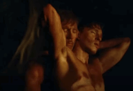 À CNN, Daniel Craig fala de cenas de sexo gay em "Queer": "Muito divertidas"