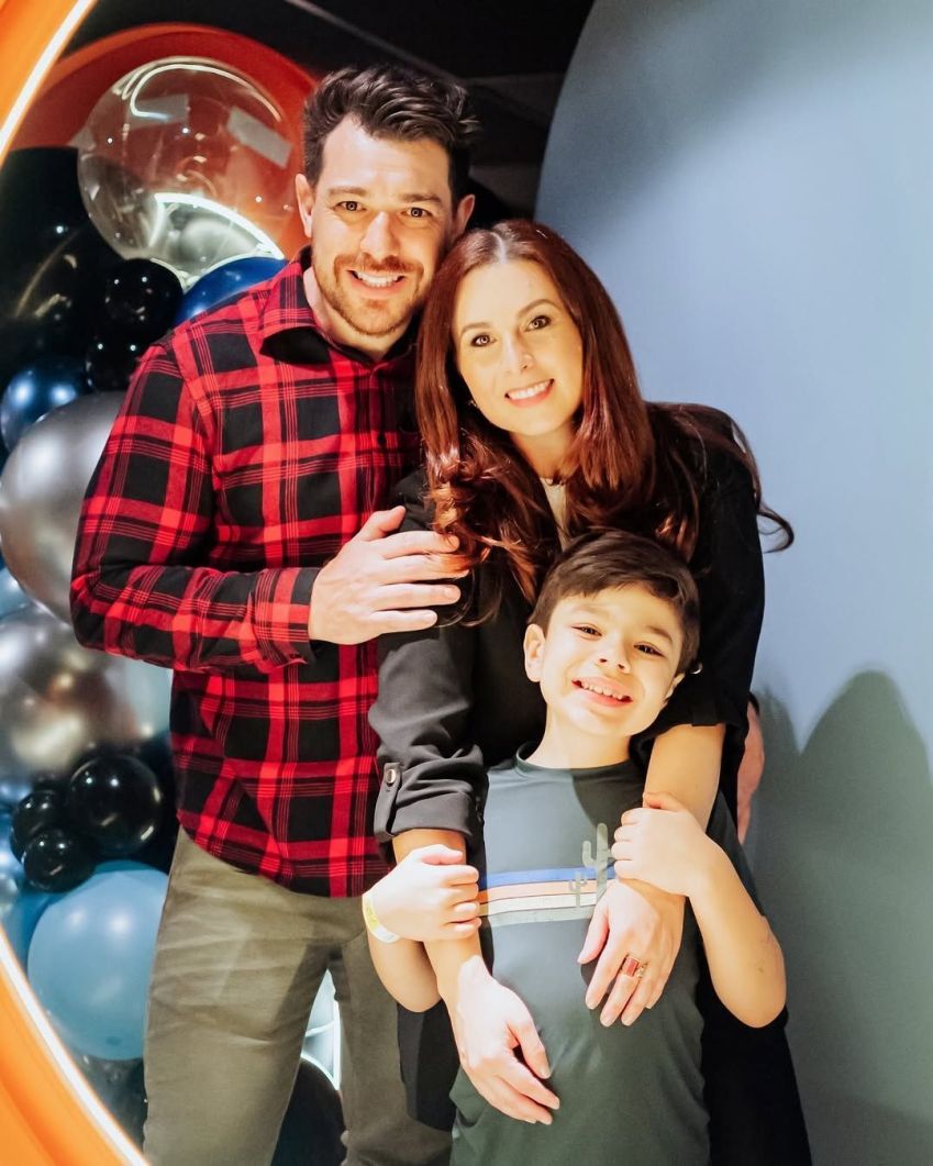 Cézar Lima, sua esposa Carol, e o filho do casal, Vicente, de 7 anos • Instagram/Cézar Lima