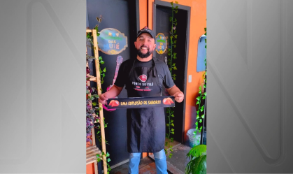 “Explosão de Sabor”: dono de bar onde coxinha explodiu cria slogan após viralizar
