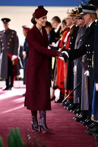 A princesa de Gales cumprimenta dignitários ao chegar para a cerimônia de boas-vindas ao emir do Catar • Henry Nicholls/Reuters via CNN Newsource