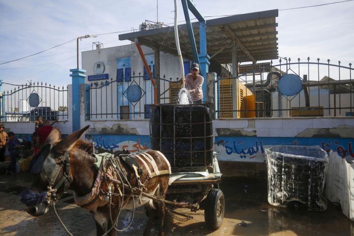 Palestinos coletam água limpa depois que organizações internacionais restauraram a eletricidade ininterrupta em Deir al-Balah, Gaza, pela primeira vez desde o início da guerra. • CNN Newsource