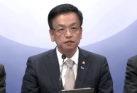 Presidente interino da Coreia do Sul chega ao local do acidente de avião