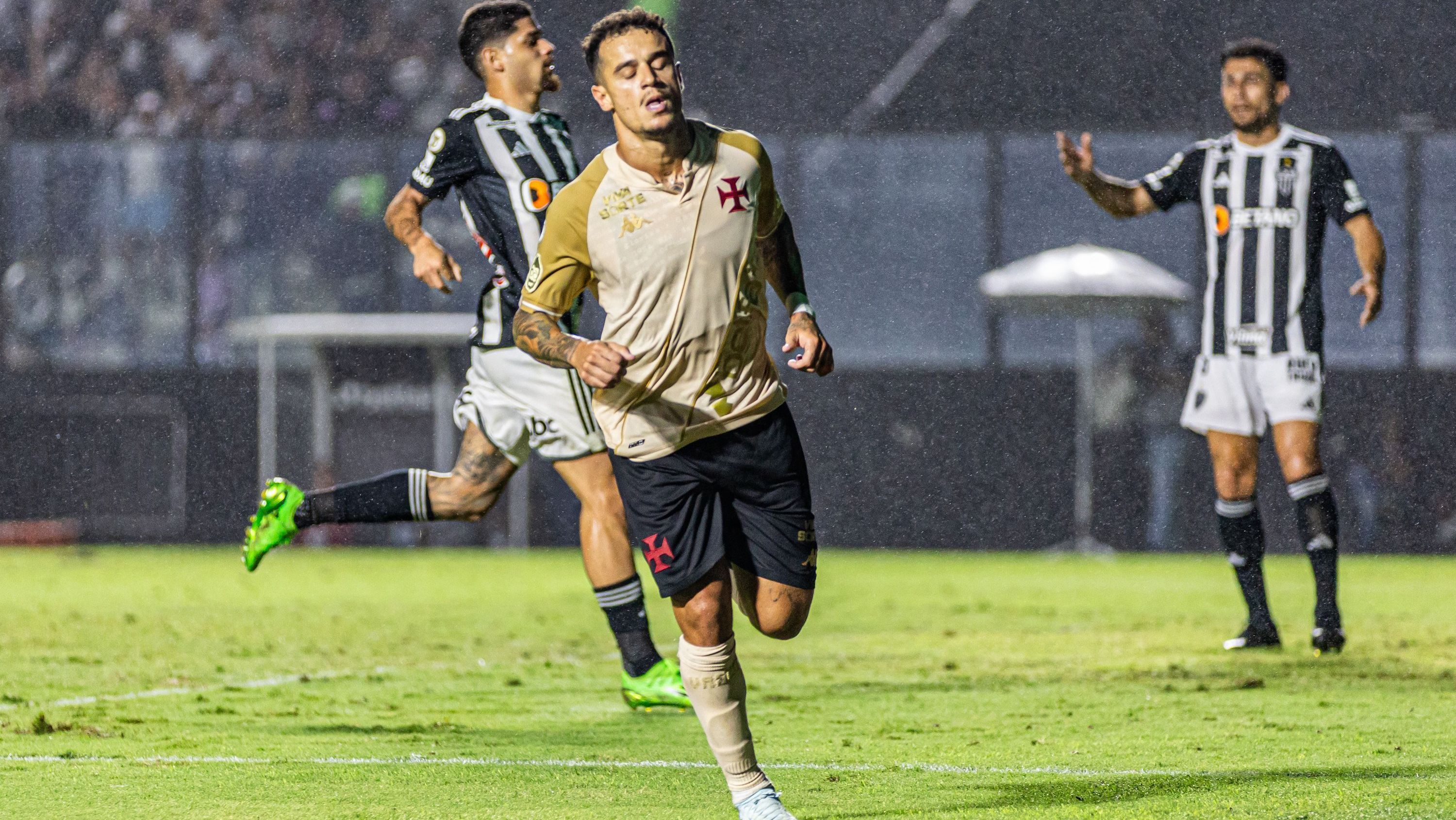 Coutinho comemora o segundo gol do Vasco sobre o Atlético-MG