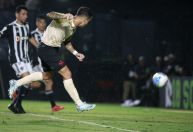 Coutinho desencanta, Vasco vence Atlético-MG e se garante na Sul-Americana