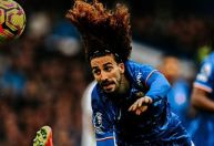 Jogador é expulso por puxar cabelo de Cucurella na Premier League