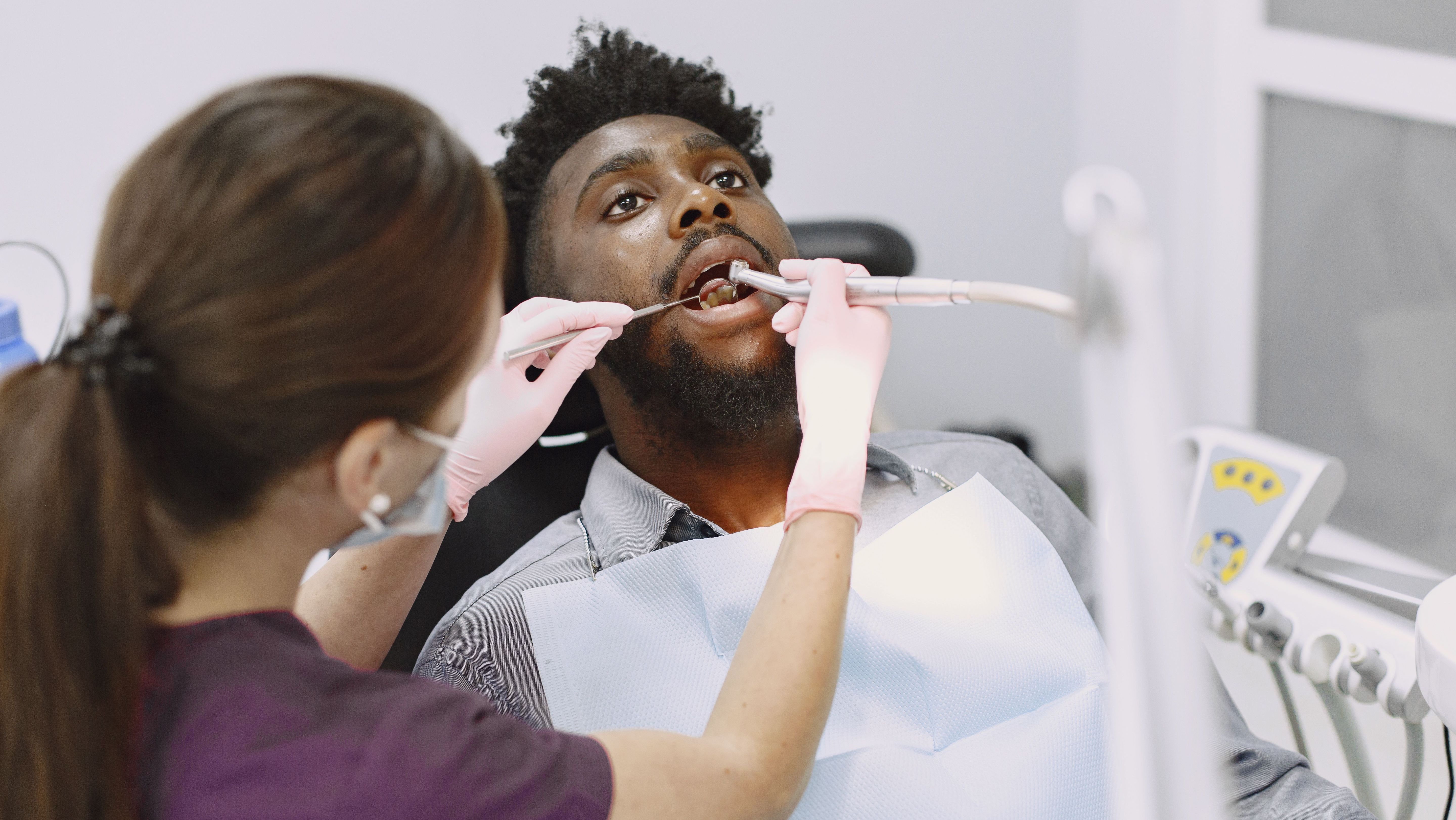 Exame de boca feito por dentista pode diagnosticar doenças que não são diretamente relacionadas à saúde bucal