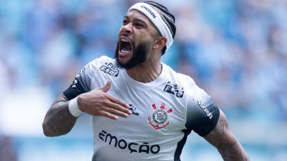 Memphis Depay comemora gol pelo Corinthians
