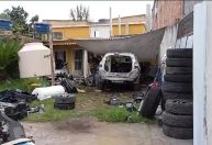Polícia localiza desmanche de carros de luxo e prende 2 pessoas no RJ