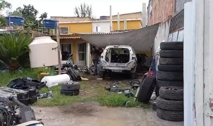 Polícia localiza desmanche de carros de luxo e prende 2 pessoas no RJ