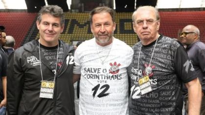 Osmar Stabile (direita) assume a presidência do Corinthians após afastamento de Augusto Melo