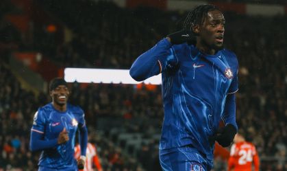 Viagem longa fará jogador do Chelsea maratonar série de Senna