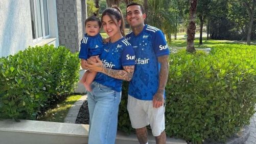 Dudu e família vestidos com a camisa do Cruzeiro