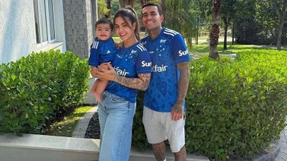 Dudu e família vestidos com a camisa do Cruzeiro