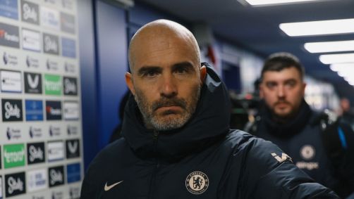 Enzo Maresca, técnico do Chelsea, nos corredores do estádio Goodison Park
