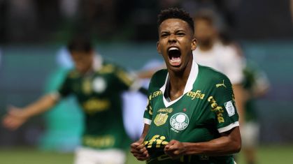 Estêvão comemora gol pelo Palmeiras